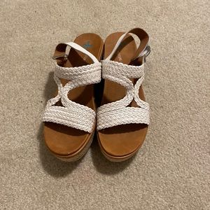 Posture heals. Size 7 1/2.  White